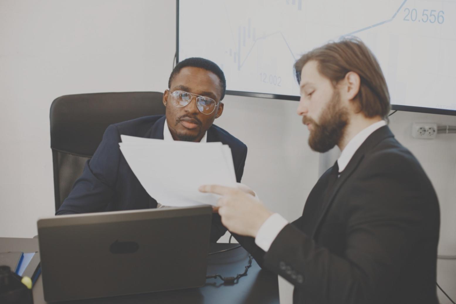Estudiantes trabajando en planificación financiera colaborativa