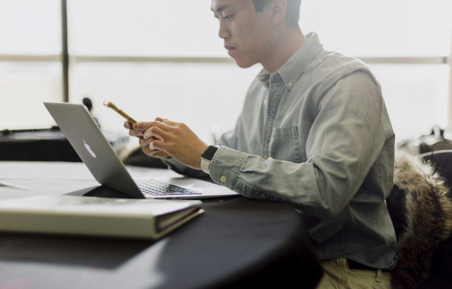 Estudiantes trabajando en análisis financiero