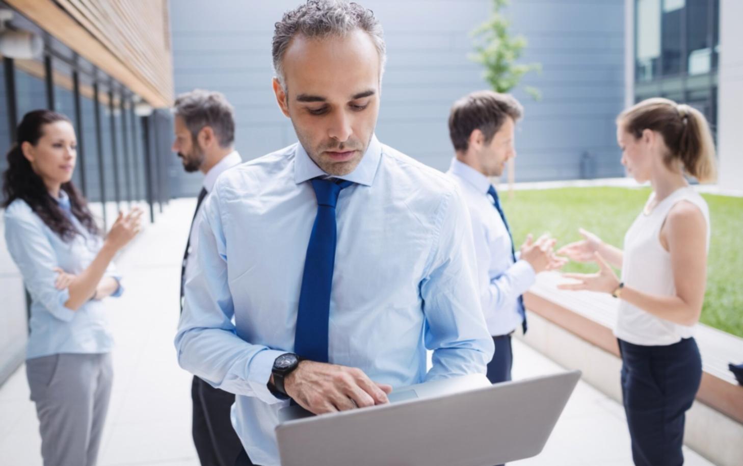 Estudiantes aprendiendo planificación financiera